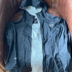 Woman’s mountain hardwear jacket